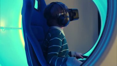 Küçük çocuk sanal gerçeklik cazibe yaşıyor