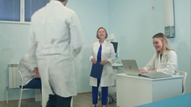 Ofiste çalışan tıbbi personel hastanede yoğun bir gün