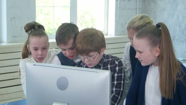 Business children team working together on laptop in office — Stock Video