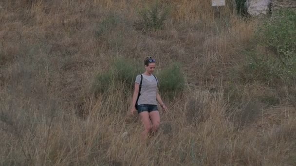 Female tourist with backpack exploring the ancient area — Stock Video