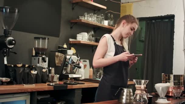 Kvinnliga barista att ta bilder av beredda cofee med smartphone — Stockvideo