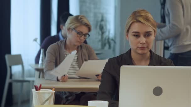 近代的なオフィスにラップトップに取り組んでいる若い女性 — ストック動画