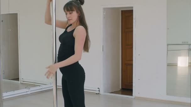 Jeune femme brune au pole dance — Video