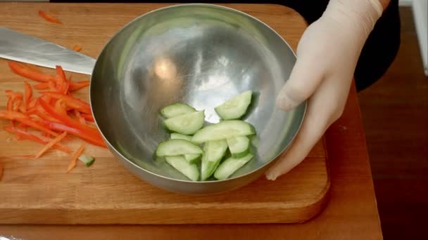 Chef no restaurante colocar legumes para o prato, preparando salada — Vídeo de Stock
