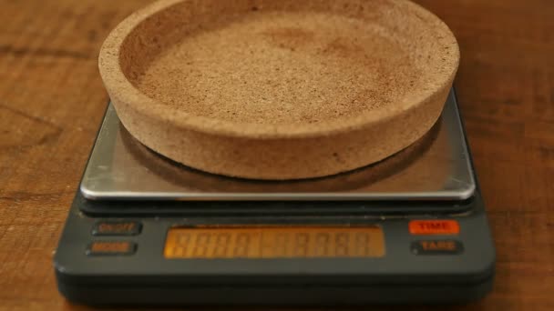 Бариста взвешивает жареные кофейные зерна — стоковое видео