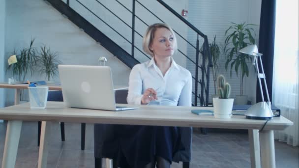 Mujer aburrida infeliz sentada en la oficina — Vídeos de Stock
