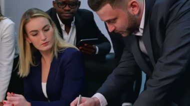 Ofiste fikirleri tartışmak resmi giyimli iş adamları grubu