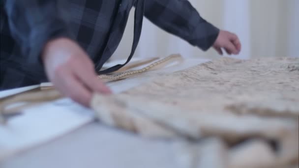 Masanın üzerinde kumaş ile çalışma Tasarımcısı — Stok video