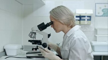 Mikroskoplar ve smartphone Kimya laboratuarında çalışan bilim adamı