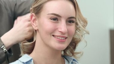 Kıvırcık saç modeli Kuaför Güzellik Salonu tarafından son stil
