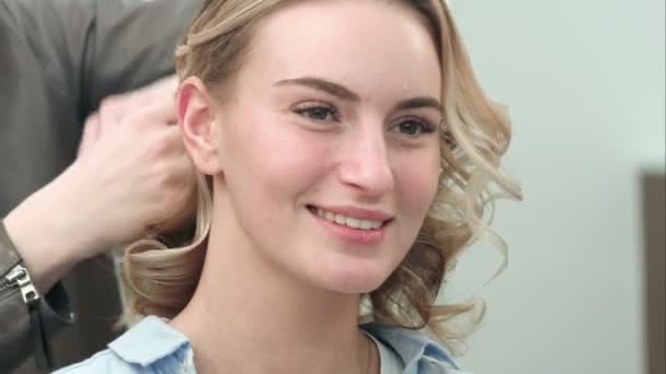 De definitieve styling van krullend haar van het model door de kapper in de schoonheidssalon — Stockvideo