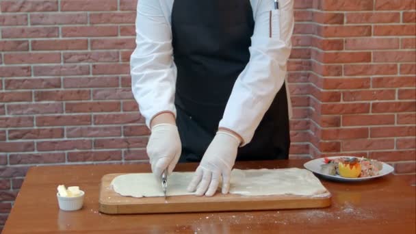 Chef-kok hads deeg vel met roller mes snijden — Stockvideo