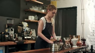 El yapımı Barista kahve demlendi, öğütülmüş kahve ekleme ve dökme sıcak su