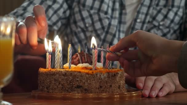 Zwei handgezündete Kerzen in Geburtstagstorte — Stockvideo