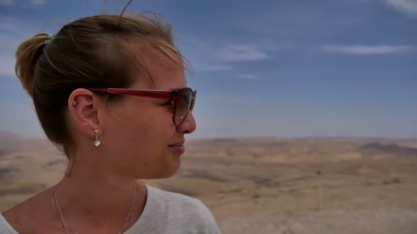 Boldog női utazó élvezi a desert view sziklák szélétől — Stock videók