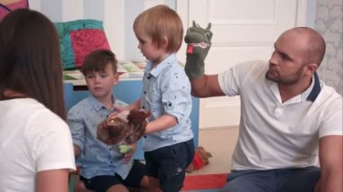 Hayvan el kuklalar onların çocuklar ile oynarken annesi ve babası