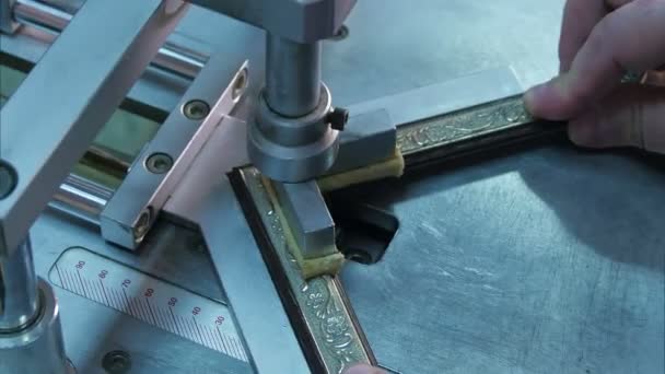 Ambachtsman samenwerken op frame, lijm stukken in speciale machine — Stockvideo