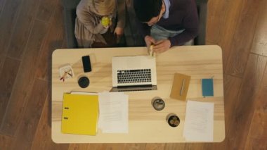 Öğle Yemeği zevk işçiler ofiste zorla