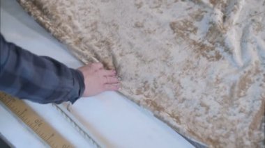 İç mimar nötr renkli kumaş uzunluğu ölçme