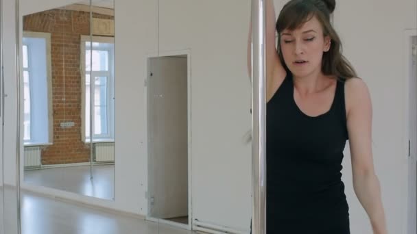 Junge Pole-Tänzerin übt im Studio — Stockvideo