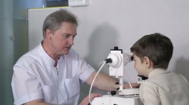 Göz muayenesi, göz doktoru muayene odası genç çocuk ile