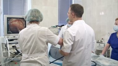 Gastroenterolog doktorlar gastroskopi gerçekleştirme sonda ile