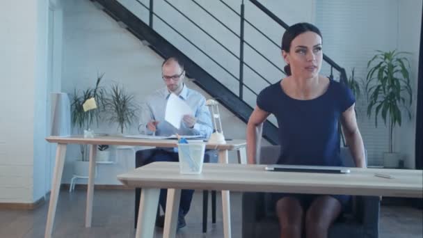 Skupina podnikatelů, kteří spolupracují v kreativní kanceláři — Stock video