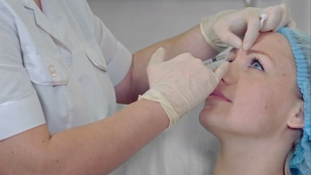 Profi kozmetikus, hogy szépség injekció neki női ügyfél revitalizáció öregedés botox kozmetikai töltőanyagok hyaluronic szakmai koncepció — Stock videók