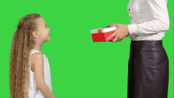 Petite fille donnant un cadeau à sa mère et s'embrassant sur un écran vert, Chroma Key — Video