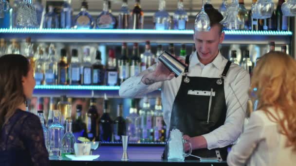 Barman cocktail maken voor jonge vrouwelijke vrienden aan de bar — Stockvideo