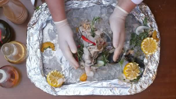 Chef male hands take fresh seafood from plate — Stock Video