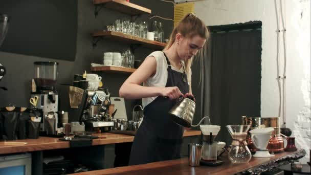 Een kruik water wordt toegevoegd aan een professionele filter te maken van een traditionele warme koffie extract in een filter in de oude traditie — Stockvideo