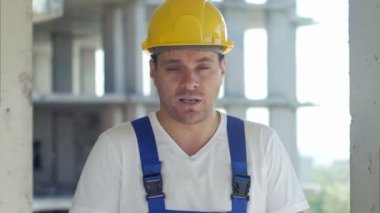 İnşaat işçisi kamera site bina önünde konuşan