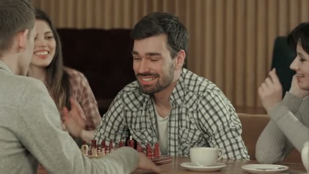 Ομάδα φοιτητών που παίζουν σκάκι στην καφετέρια — Αρχείο Βίντεο