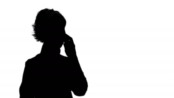 Silhueta Empresária feliz falando na faixa de telefone fosco — Vídeo de Stock