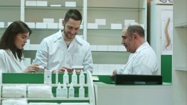 Pozitif ekip kutusu tablet hastane eczaneden bakarak Eczacılar