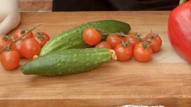 Ahşap masa üzerinde mutfakta taze sebze