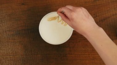Barista cappuccinno latte sanat için beyaz fincan kahve hazırlama