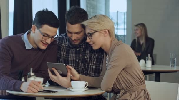 Equipo creativo usando smartphone y hablando en una oficina informal — Vídeo de stock