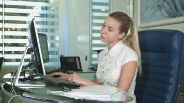 Genç mutsuz iş kadını ofiste masasında portresi