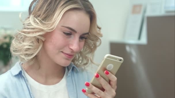 Femme surprise regardant l'écran du téléphone mobile — Video