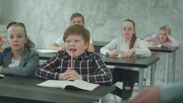 Gruppe von Schulkindern in der Klasse zusammen und hören dem Lehrer zu — Stockvideo