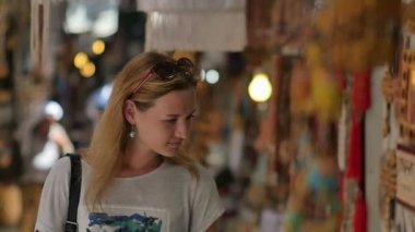 Genç kadın turist eski pazar keşfetmek