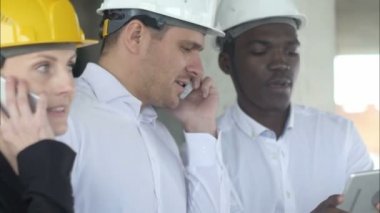 İş dünyasından insanlarla görüşmeler, telefon görüşmeleri ve inşaat alanında konuşmalar.