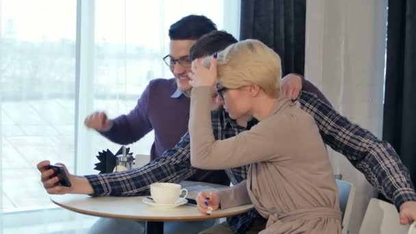 Amigos felizes tomando selfie no café — Vídeo de Stock