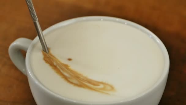 Frothed süt bir fincan kahve, latte sanat yapmak dökülür — Stok video