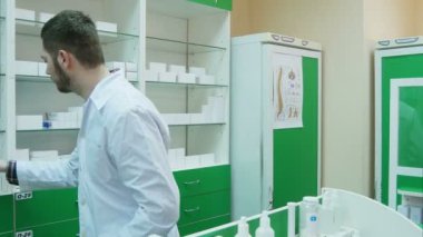 Müşteri ve Doları alarak ödeme kutusu tablet veren genç eczacı