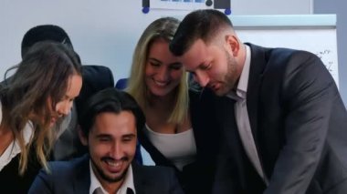 Akıllı telefon ekranına bakarak, gülen ve tartışmaya Modern genç iş adamları