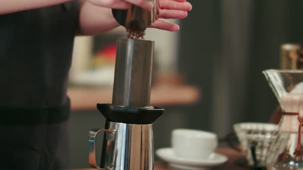Баріста додавання точила кави і розливу гарячої води — стокове відео