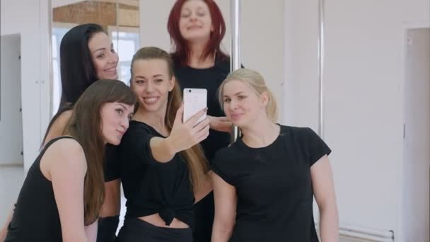 Mooie jonge vrouwen nemen van een selfie tijdens een vakantie op een paal fitness klasse — Stockvideo